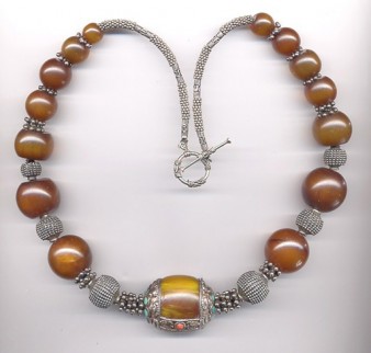 Collier de copal guinéen avec perle d'ambre tibétain (All-Necklaces.com)