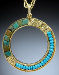 Pendentif en or 18 carats, fabriqué à la main, incrusté de turquoises et de diamants blancs et turquoises de Hughes-Bosca