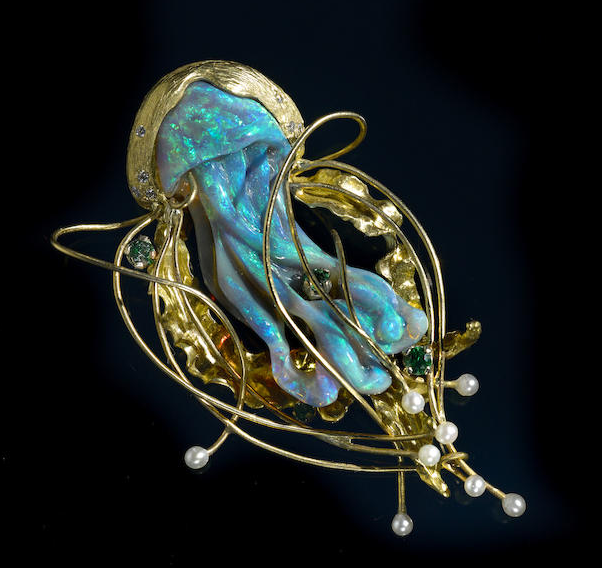 "La broche d'opale Jellyfish (Octopus) sculptÃ©e par Daniela LAbbate, perles et or conÃ§ue par Angela Conty, s'est vendue 5 937 $ chez Bonhams Los Angeles en novembre 2014
