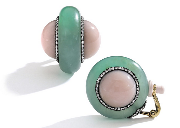 Clips d'oreilles en opale rose JAR (photos de Sotheby's)