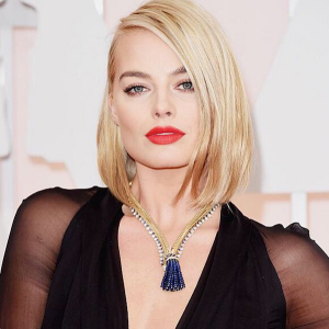 Margot Robbie wears a Van Cleef & Arpels Zip necklace at the Academy Awards Show on February 22, 2015